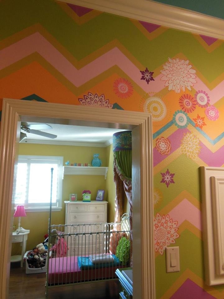 Cette photo montre une chambre d'enfant asiatique avec un mur multicolore.