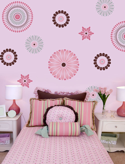 Immagine di una cameretta per bambini etnica con pareti rosa