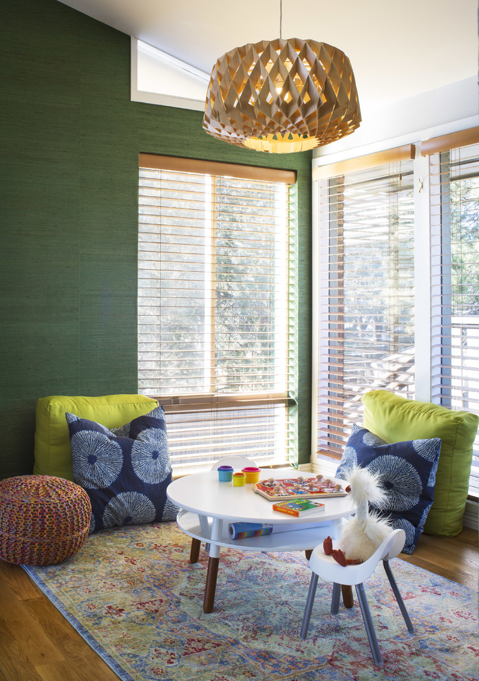 Mid-Century Kinderzimmer mit Spielecke, grüner Wandfarbe, braunem Holzboden und braunem Boden in Denver