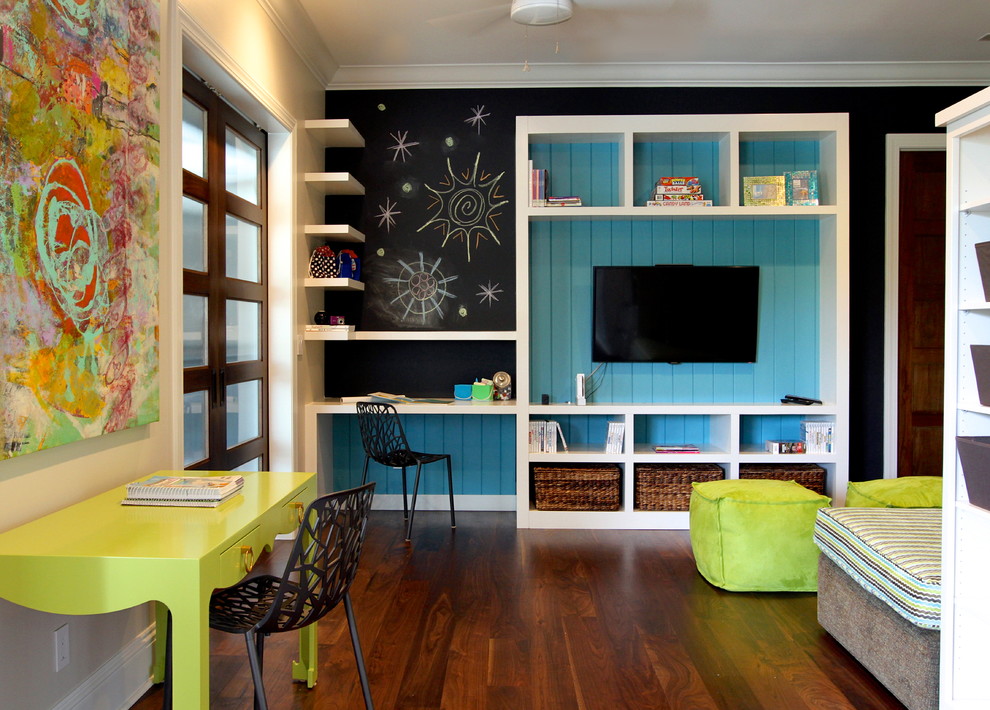 Ispirazione per una cameretta per bambini contemporanea con parquet scuro, pareti multicolore e pavimento marrone