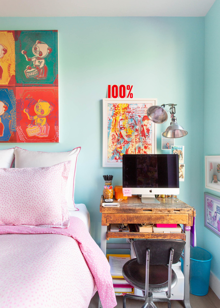 Bild på ett eklektiskt flickrum kombinerat med skrivbord, med blå väggar