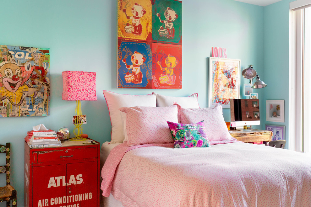 Bild på ett eklektiskt flickrum kombinerat med sovrum, med blå väggar