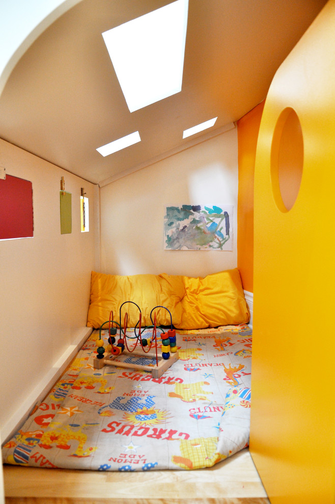 Пример оригинального дизайна: детская с игровой в стиле модернизм с разноцветными стенами