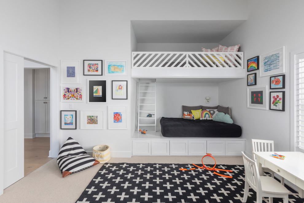 На фото: нейтральная детская в стиле неоклассика (современная классика) с спальным местом, белыми стенами, ковровым покрытием и бежевым полом для ребенка от 4 до 10 лет с