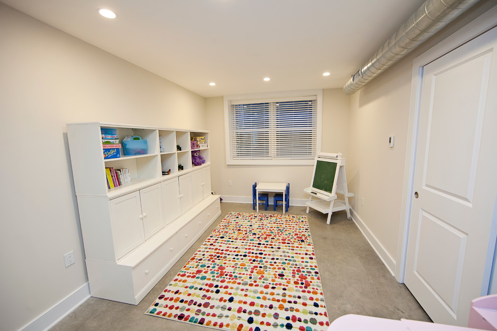Bild på ett mellanstort funkis könsneutralt barnrum kombinerat med lekrum, med beige väggar och heltäckningsmatta