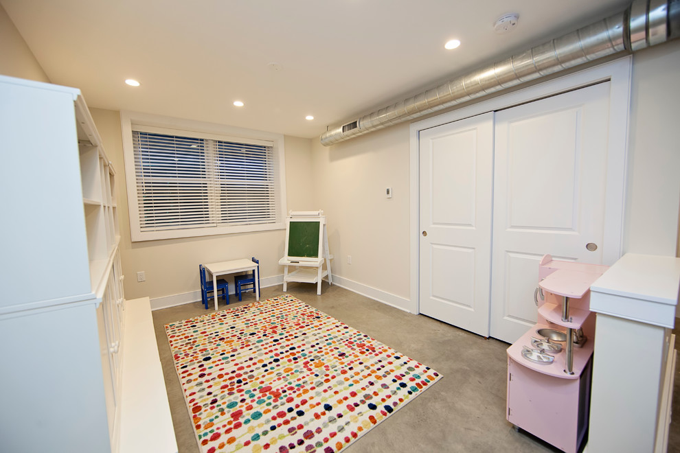Mittelgroßes, Neutrales Modernes Kinderzimmer mit Spielecke, beiger Wandfarbe und Teppichboden in New York