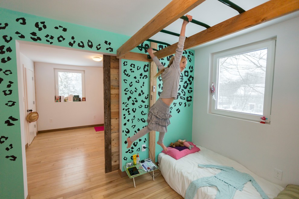 Exemple d'une chambre de fille tendance avec parquet clair et un sol beige.