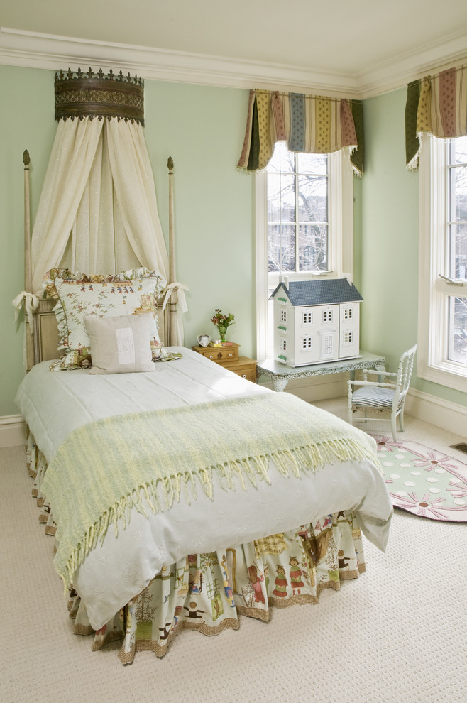 Idéer för ett klassiskt flickrum kombinerat med sovrum och för 4-10-åringar, med gröna väggar och heltäckningsmatta