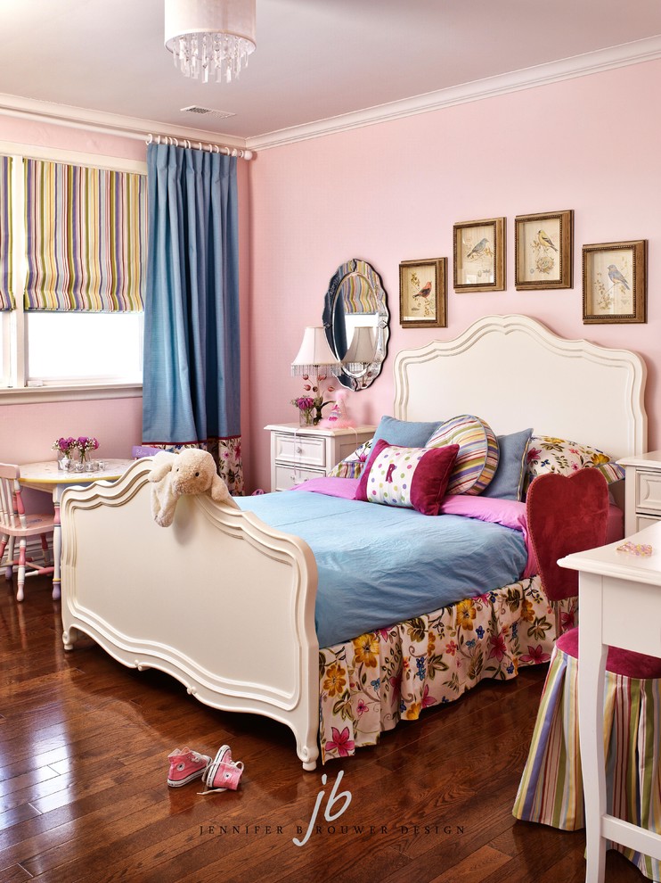 Mittelgroßes Klassisches Mädchenzimmer mit Schlafplatz, rosa Wandfarbe und braunem Holzboden in Toronto