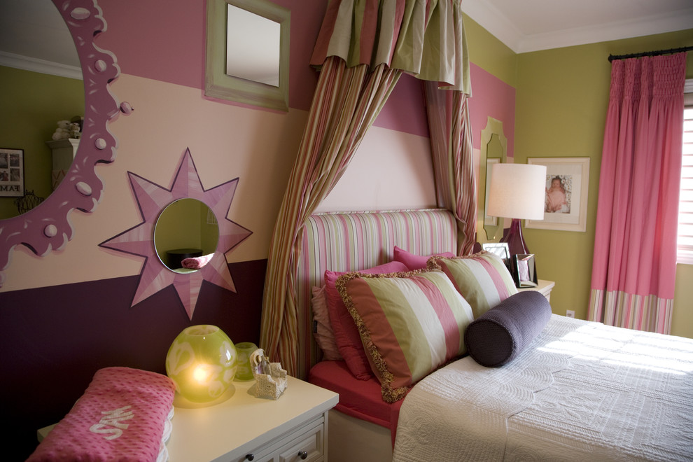 Ispirazione per una cameretta da bambina da 4 a 10 anni classica di medie dimensioni con pareti rosa e moquette