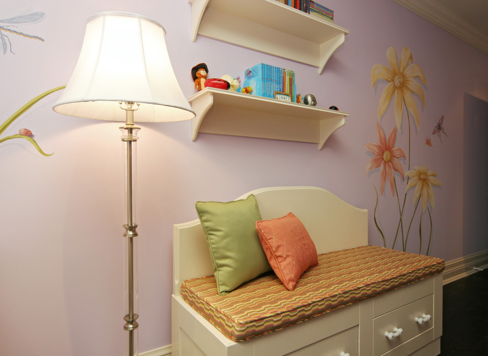 Ejemplo de dormitorio juvenil bohemio de tamaño medio con suelo de madera oscura y paredes púrpuras