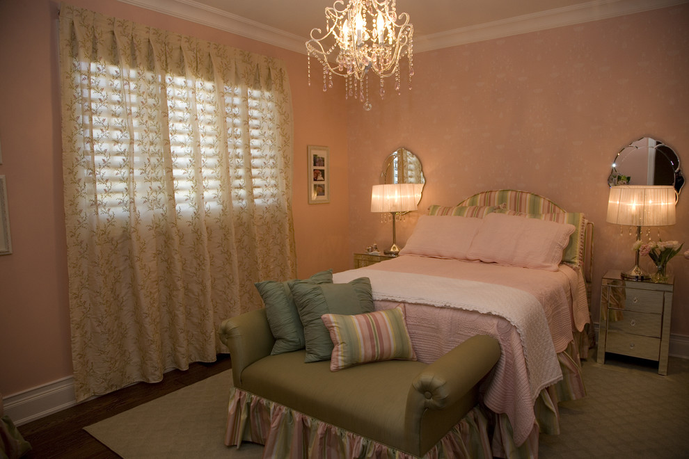 Foto på ett mellanstort vintage flickrum kombinerat med sovrum och för 4-10-åringar, med rosa väggar och heltäckningsmatta