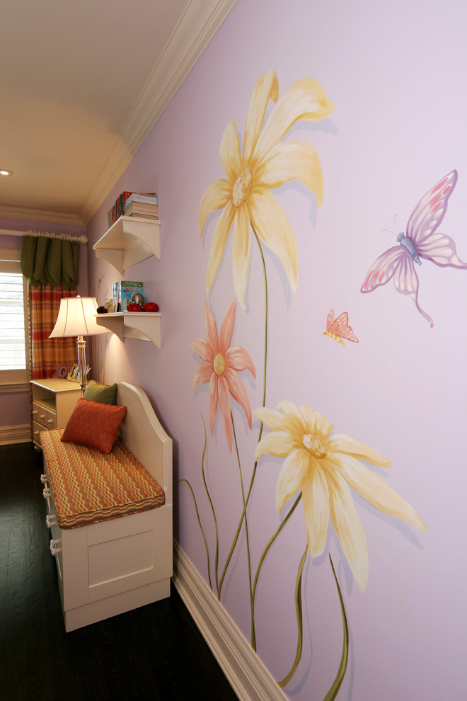 Imagen de dormitorio infantil bohemio de tamaño medio con suelo de madera oscura y paredes púrpuras