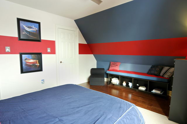 На фото: детская среднего размера в классическом стиле с спальным местом, разноцветными стенами и ковровым покрытием для ребенка от 4 до 10 лет, мальчика с