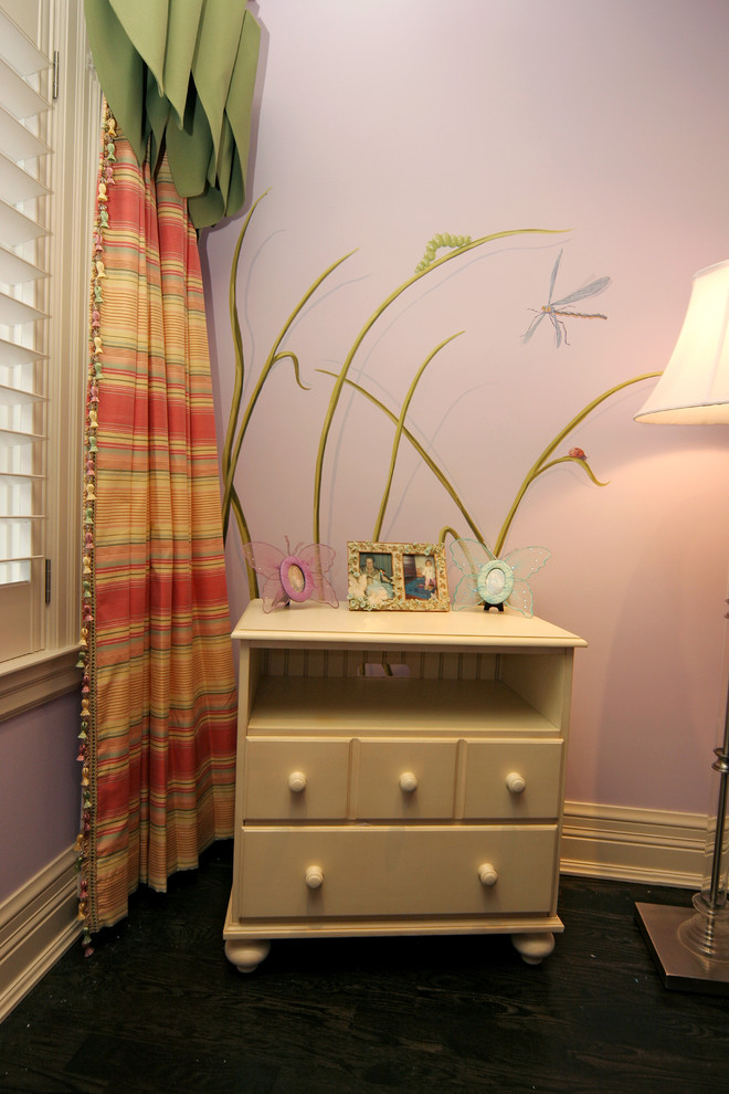 Cette photo montre une chambre d'enfant éclectique de taille moyenne avec parquet foncé et un mur violet.