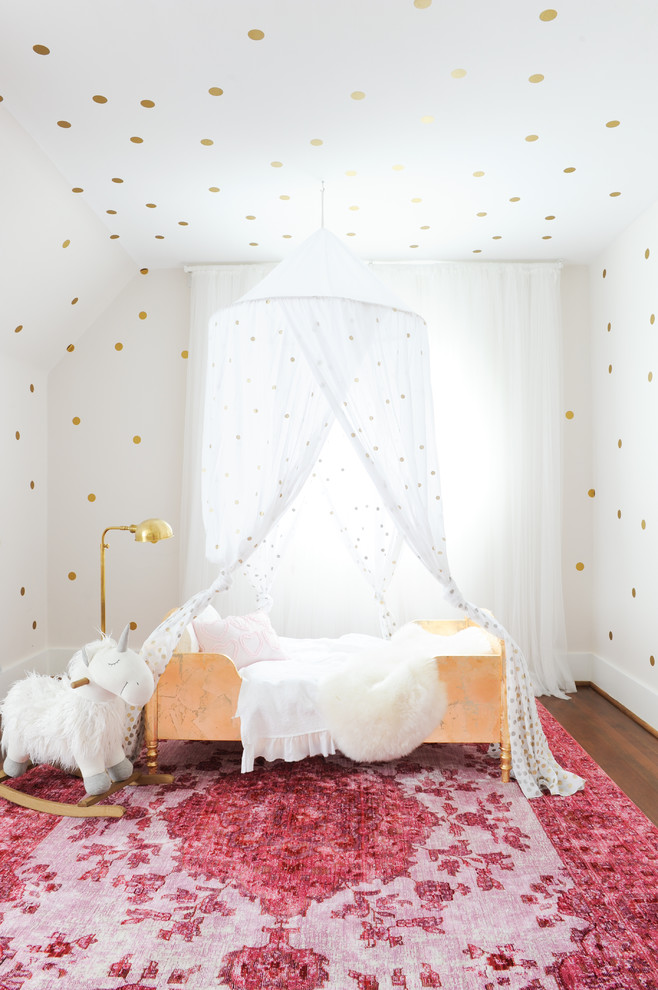 Réalisation d'une chambre d'enfant de 1 à 3 ans tradition de taille moyenne avec un mur blanc, parquet foncé et un sol marron.