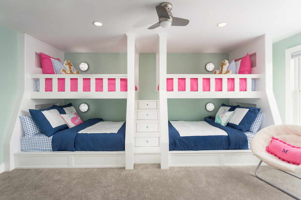 Foto de dormitorio infantil costero con paredes verdes, moqueta y suelo beige