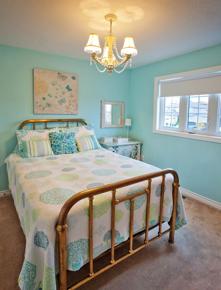Inredning av ett klassiskt mellanstort barnrum kombinerat med sovrum, med blå väggar och heltäckningsmatta