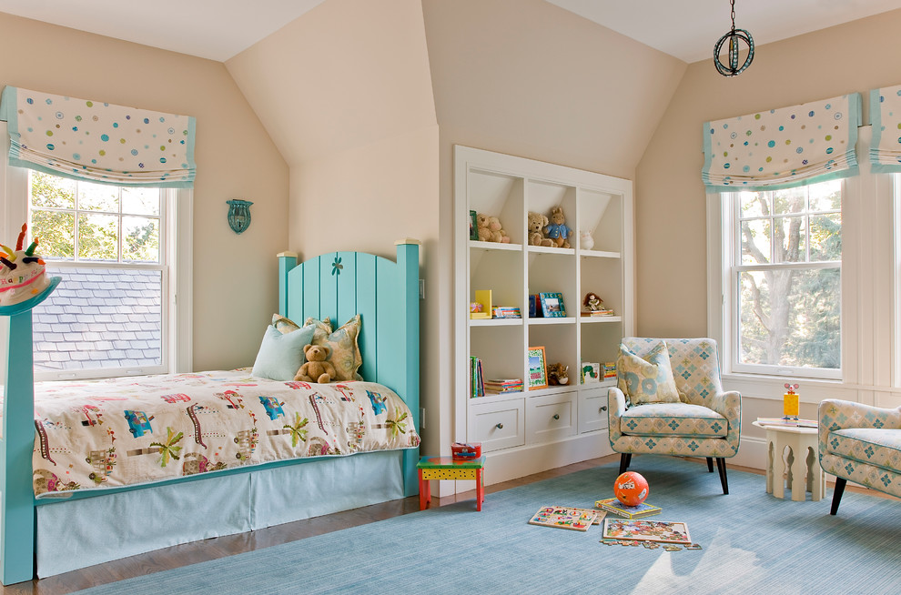 Foto på ett vintage könsneutralt småbarnsrum kombinerat med sovrum, med beige väggar och mellanmörkt trägolv