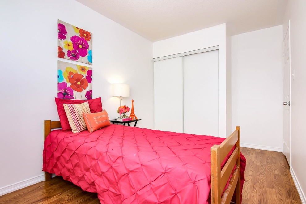 Kleines Klassisches Mädchenzimmer mit Schlafplatz, weißer Wandfarbe und braunem Holzboden in Toronto