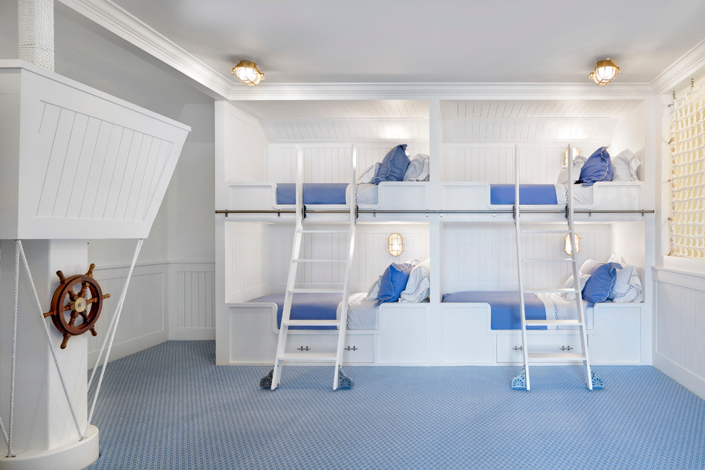 Идея дизайна: нейтральная детская в морском стиле с спальным местом, белыми стенами и ковровым покрытием