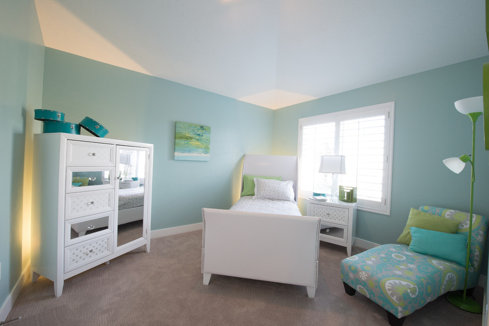 Modern inredning av ett mellanstort barnrum kombinerat med sovrum, med blå väggar och heltäckningsmatta