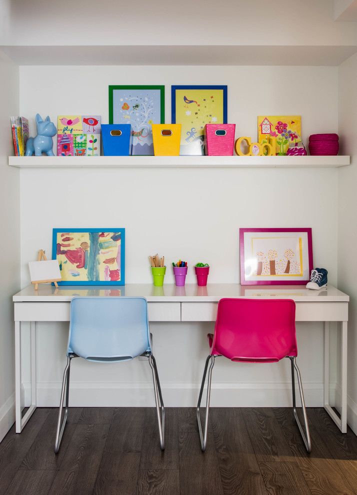 Neutrales Modernes Kinderzimmer mit weißer Wandfarbe und dunklem Holzboden in Toronto