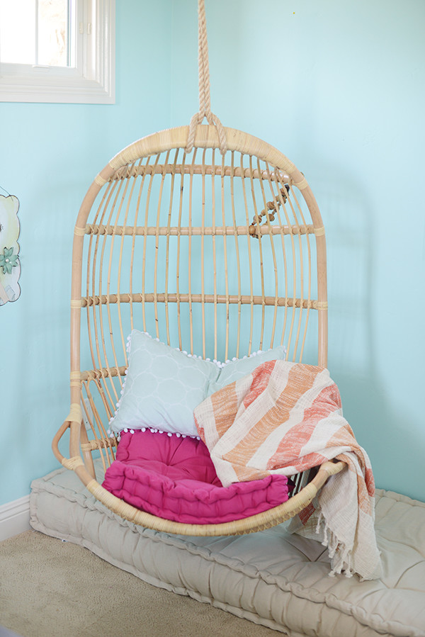 Idéer för mellanstora vintage barnrum kombinerat med sovrum, med blå väggar, heltäckningsmatta och beiget golv