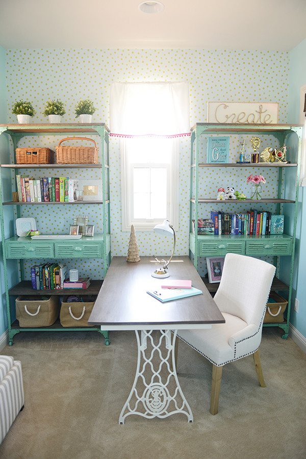 Inspiration pour une chambre d'enfant traditionnelle de taille moyenne avec un mur bleu, moquette et un sol beige.