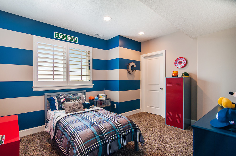 На фото: детская в современном стиле с спальным местом, разноцветными стенами и ковровым покрытием для мальчика с