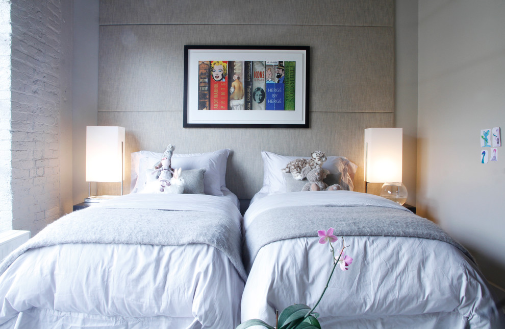 Foto på ett funkis flickrum kombinerat med sovrum och för 4-10-åringar, med grå väggar