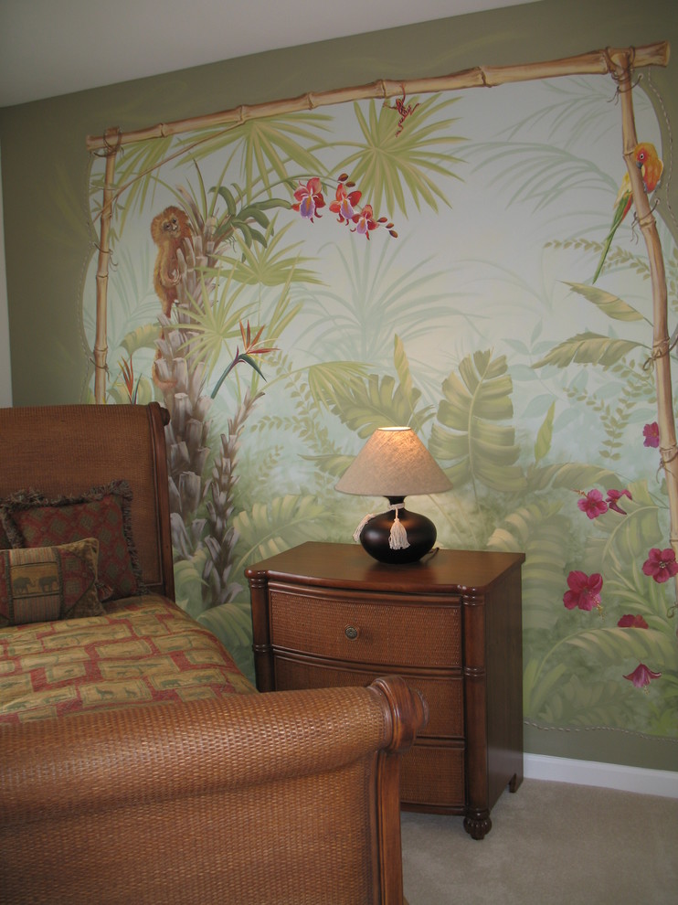 Foto på ett mellanstort tropiskt pojkrum kombinerat med sovrum och för 4-10-åringar, med heltäckningsmatta och flerfärgade väggar