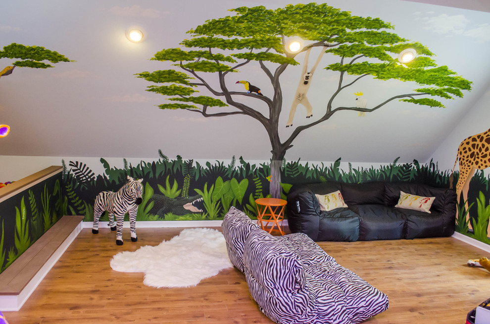 Exempel på ett stort exotiskt könsneutralt barnrum kombinerat med lekrum, med flerfärgade väggar och mellanmörkt trägolv