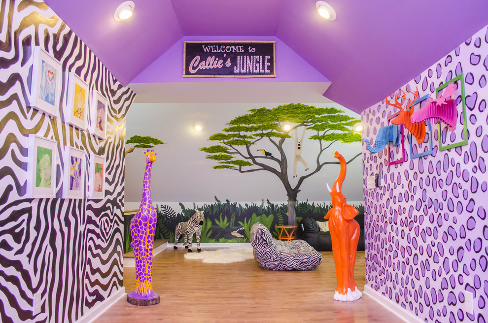 Idee per una grande cameretta per bambini tropicale con pareti multicolore e pavimento in legno massello medio