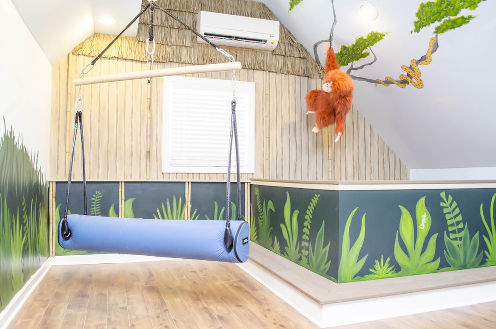 Immagine di una grande cameretta per bambini tropicale con pareti multicolore e pavimento in legno massello medio