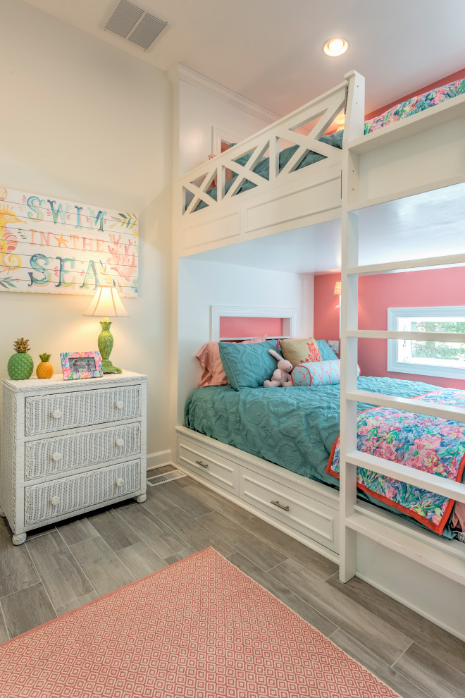 На фото: большая детская в морском стиле с спальным местом, розовыми стенами и светлым паркетным полом для ребенка от 4 до 10 лет, девочки с