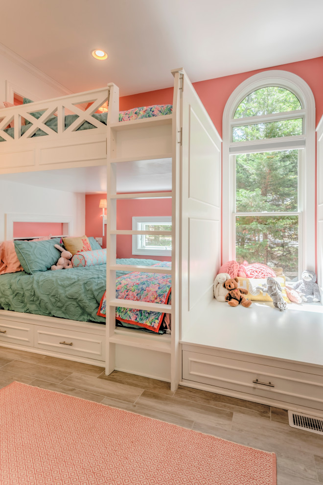 На фото: большая детская в морском стиле с спальным местом, розовыми стенами и светлым паркетным полом для ребенка от 4 до 10 лет, девочки