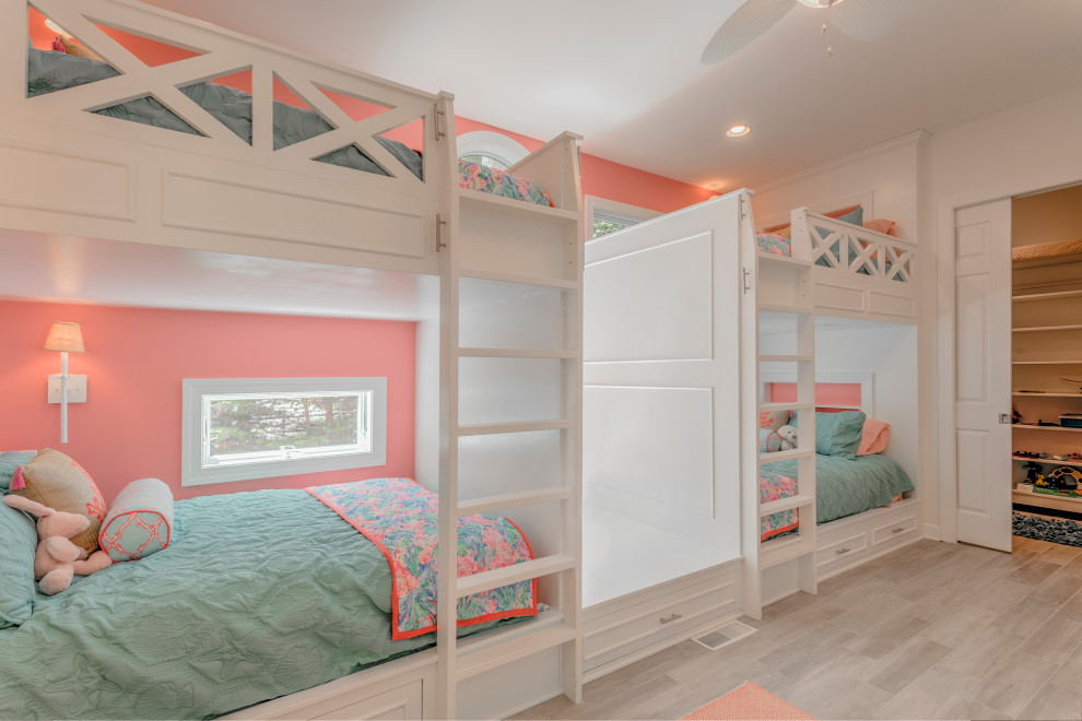 Пример оригинального дизайна: большая детская в морском стиле с спальным местом, розовыми стенами и светлым паркетным полом для ребенка от 4 до 10 лет, девочки