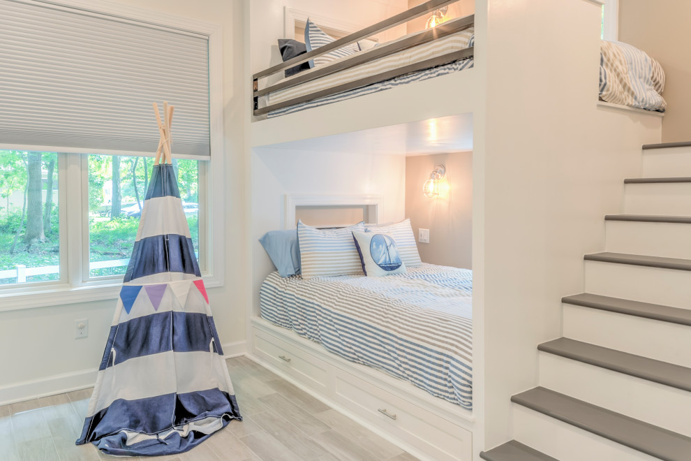 Modelo de dormitorio infantil de 4 a 10 años marinero grande con suelo de madera clara
