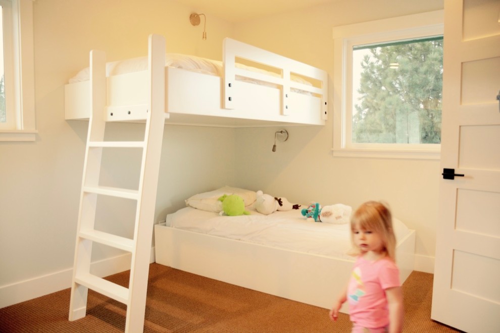 Immagine di una cameretta per bambini da 1 a 3 anni country di medie dimensioni con pareti bianche e moquette
