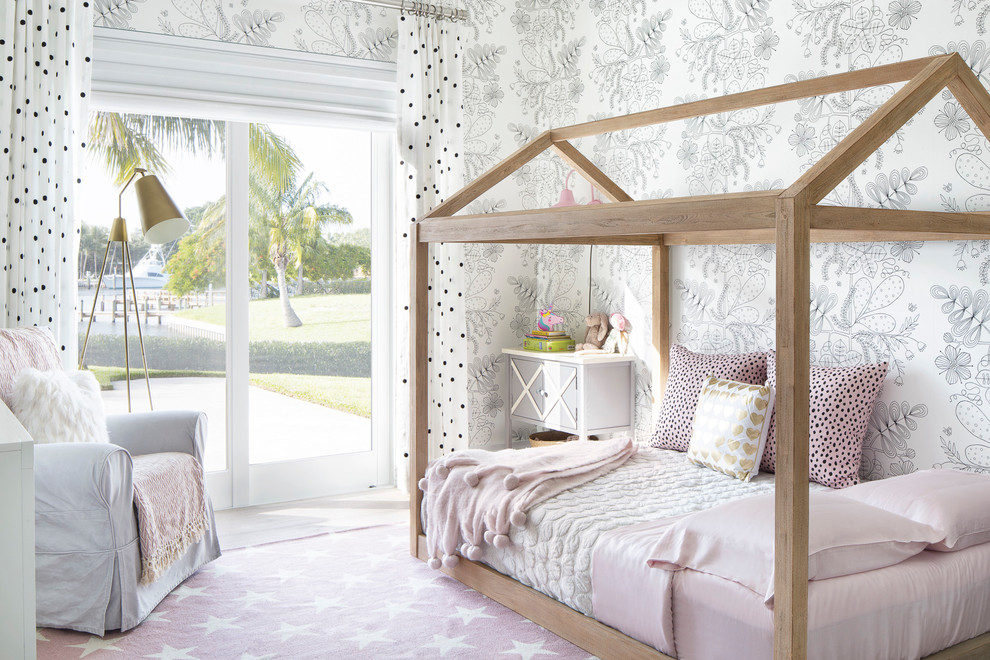 Idéer för maritima flickrum kombinerat med sovrum och för 4-10-åringar, med flerfärgade väggar