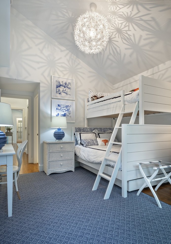 マイアミにあるビーチスタイルのおしゃれな子供の寝室 (白い壁、無垢フローリング、茶色い床、二段ベッド) の写真