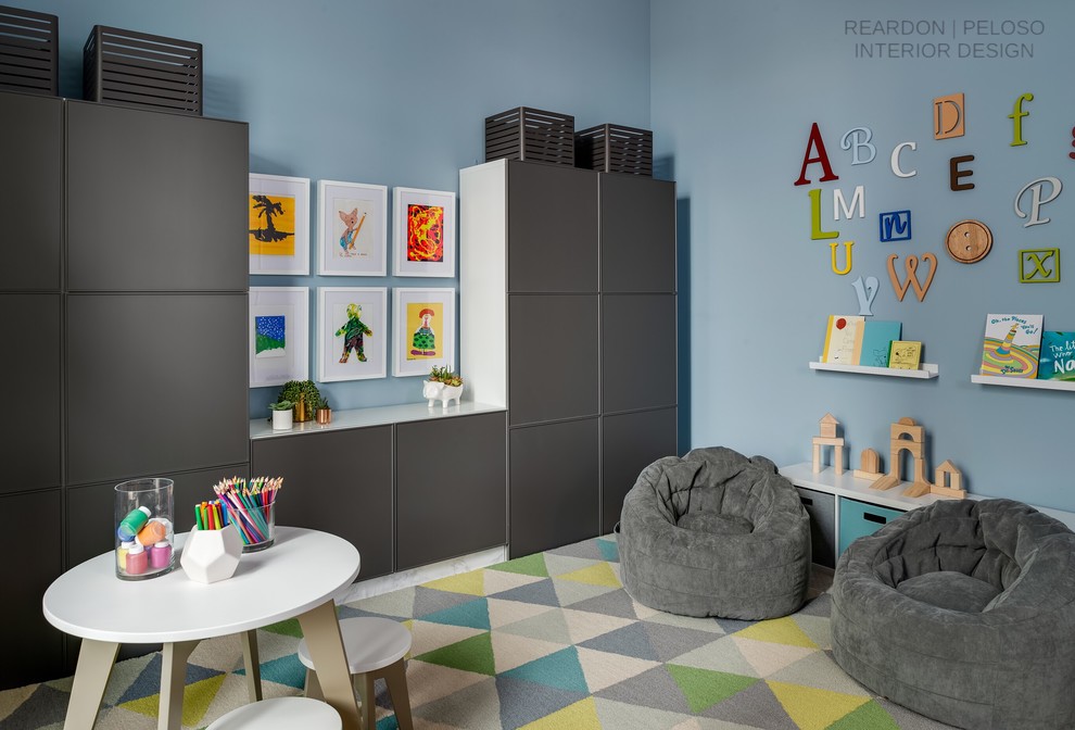 Imagen de dormitorio infantil de 4 a 10 años clásico renovado de tamaño medio con paredes azules, moqueta y suelo multicolor