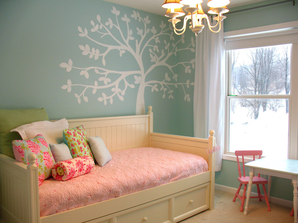 На фото: детская в классическом стиле с спальным местом, синими стенами и ковровым покрытием для ребенка от 4 до 10 лет, девочки с