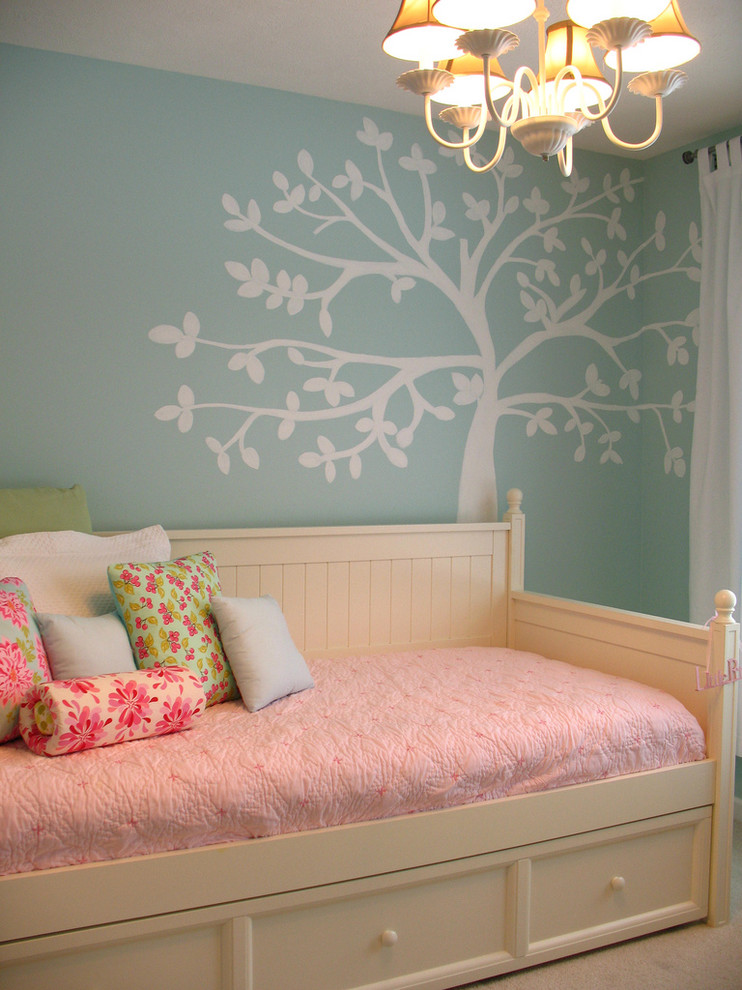 На фото: детская в классическом стиле с спальным местом и синими стенами для ребенка от 4 до 10 лет, девочки с
