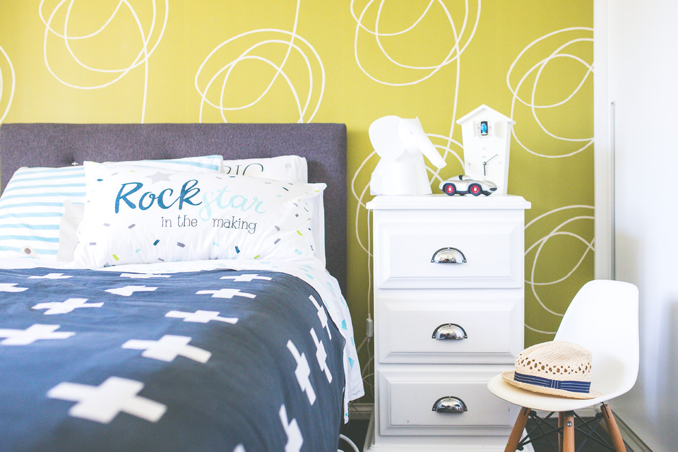 Inredning av ett modernt litet pojkrum kombinerat med sovrum och för 4-10-åringar, med gula väggar, heltäckningsmatta och grått golv