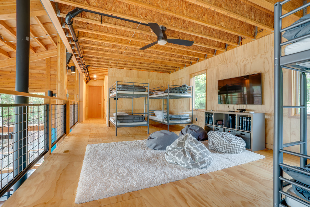 Neutrales Industrial Kinderzimmer mit Schlafplatz, beiger Wandfarbe, hellem Holzboden und beigem Boden in Seattle