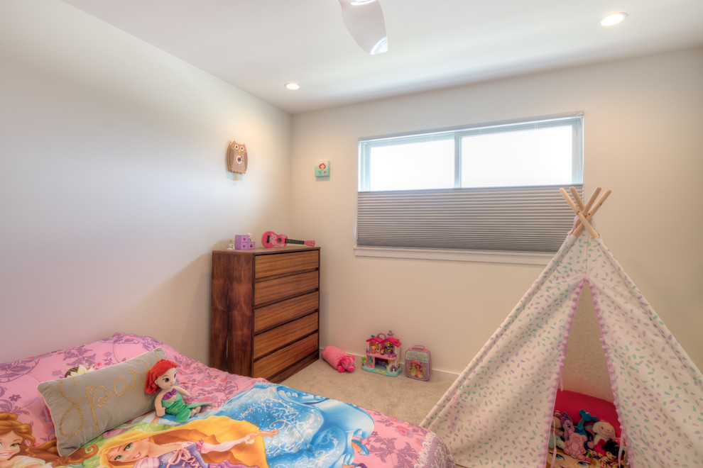 Immagine di una cameretta per bambini da 1 a 3 anni minimal di medie dimensioni con pareti beige, moquette e pavimento beige