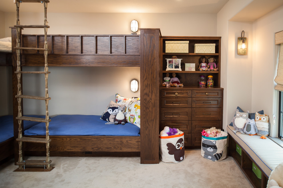 Пример оригинального дизайна: нейтральная детская в стиле рустика с спальным местом, белыми стенами и ковровым покрытием для ребенка от 4 до 10 лет