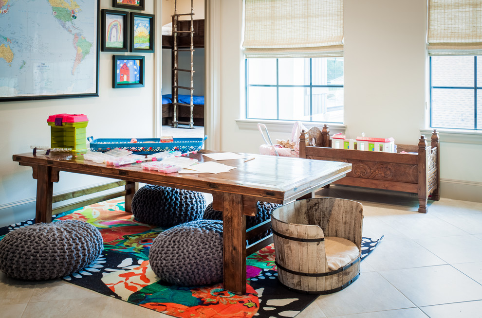 Ejemplo de habitación infantil unisex de 4 a 10 años rural con escritorio, paredes beige y suelo de travertino
